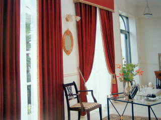 上飾りの付いた赤いカーテンの写真