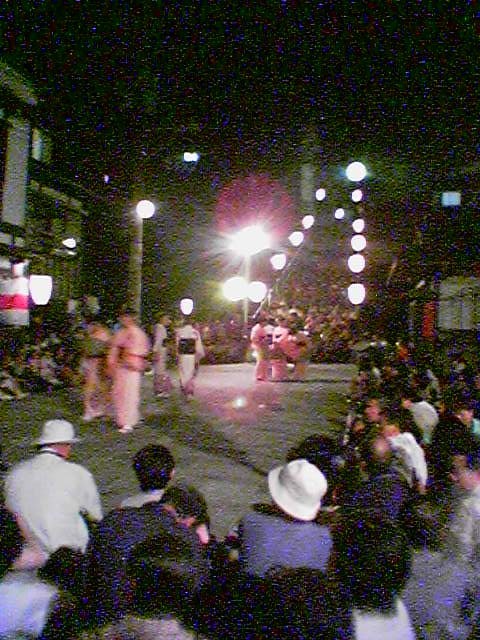 越中おわら風の盆 富山県富山市八尾町鏡町公民館での踊り 写真が撮れる携帯電話 au カシオA3012CA で撮った写真