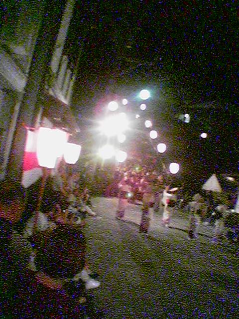 越中おわら風の盆 富山県富山市八尾町鏡町公民館での踊り 写真が撮れる携帯電話 au カシオA3012CA で撮った写真