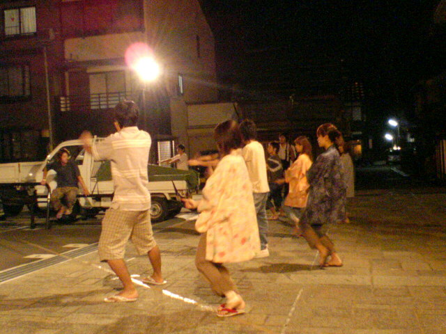 越中おわら風の盆 富山県富山市八尾町鏡町公民館での踊り 写真が撮れる携帯電話 au カシオA3012CA で撮った写真