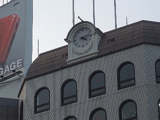 地下鉄心斎橋駅から地上に出た交差点の角のビルの屋上にあった時計の写真